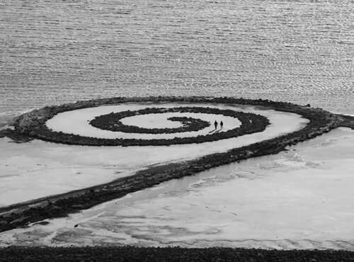 Fotografía en blanco y negro de la obra Spiral Jetty, de Robert Smithson.